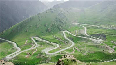 وجهات طبيعية معزولة في آسيا الوسطى تشهد إقبالًا متصاعدًا من مسافري المغامرة الباحثين عن تجارب سفر غير مكتشفة