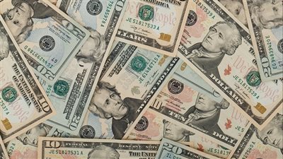سعر الجنيه المصري يشهد استقرارًا حذرًا أمام الدولار وسط ترقب قرارات نقدية جديدة ليوم 20 أبريل 2026