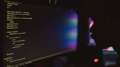 شركات التكنولوجيا الكبرى تعيد تقييم إنفاقها على الذكاء الاصطناعي مع تزايد تكاليف التشغيل واتجاه الأسواق 