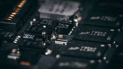 شركات التكنولوجيا تواجه ضغوط نقص الشرائح مع ارتفاع الاستثمارات العالمية في بنية الذكاء الاصطناعي