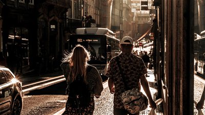 السفر البطيء يشهد إقبالًا متزايدًا مع تفضيل المسافرين الإقامة لفترات أطول في وجهات أقل ازدحامًا بحثًا عن تجارب أكثر عمقًا واستدامة