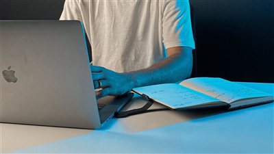 تطبيق قواعد علم النفس المعرفي في تنظيم المهام اليومية يثبت كفاءته في الحد من ظاهرة الاحتراق المهني داخل بيئات العمل الهجينة