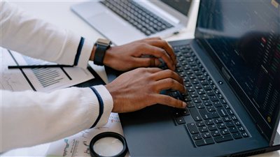 الشركات الناشئة تتجه إلى توظيف أصحاب المهارات المتخصصة بدلًا من الموظفين متعددي المهام مع تسارع الاعتماد على الذكاء الاصطناعي في بيئات العمل