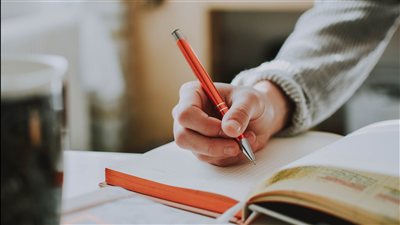 تقنية التدوين اليومي الموجَّه تكتسب انتشارًا أوسع كأداة لتعزيز التركيز واتخاذ القرارات وتقليل التشتت الذهني في بيئات العمل