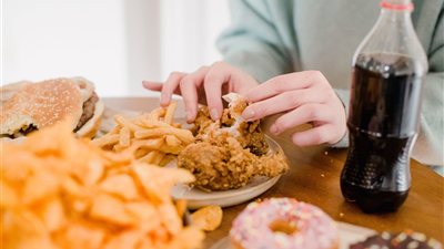دراسة دولية حديثة تكشف أن تقليل الأطعمة فائقة المعالجة يرتبط بانخفاض مخاطر الإصابة بأمراض القلب والوفاة المبكرة