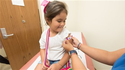 خبراء الصحة يؤكدون أن الحفاظ على معدلات التطعيم الروتيني للأطفال يمثل أولوية عالمية