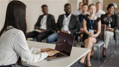 في عصر الذكاء الاصطناعي مهارة التعلم المستمر والحكم البشري تتحول إلى أدوات أساسية لبناء مسار شخصي ومهني أكثر مرونة