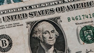 الجنيه المصري يبدأ تعاملات الأسبوع عند 52.22 جنيهًا للدولار مع هدوء نسبي في سوق الصرف ليوم 5 أكتوبر 2026