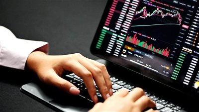 تجنب الطمع: تحديد أهداف ربحية واقعية في التداول.