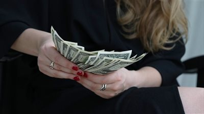 الدرهم الإماراتي يعزز استقراره أمام الدولار مع رضوخ سعر الصرف بتعاملات 25 أغسطس 2025