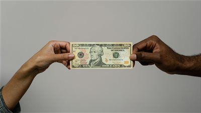الدرهم الإماراتي يواصل استقراره مقابل الدولار مع تحسُّن أسعار النفط ليوم 11 سبتمبر 2025