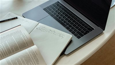 نظام تخطيط دراسي مدعوم بالذكاء الاصطناعي يُقدّم أدوات شفافة للتحكم والشرح الموجّه ويساعد المتعلّمين على وضع مسارات واضحة لتنمية الذات 