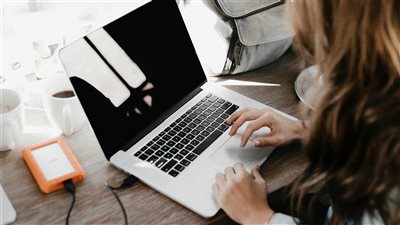 سباق تسريع الابتكار يثير جدلاً حول مخاطره الاجتماعية والتفاوتات في عصر الذكاء الاصطناعي