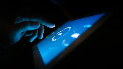 تقرير أمان الذكاء الاصطناعي الدولي 2025 يكشف قفزات في قدرات النماذج ومخاطر متنامية على المدى البعيد 