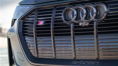 تقييمات قيادة متخصصة تكشف أداء Audi Q4 e-tron 2025 مع التركيز على مدى البطارية وتجربة المقصورة الذكية للركاب