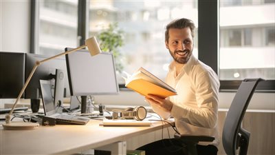 كيف أصبحت منصات التعلم الشخصي المُخصّص المدعومة بالذكاء الاصطناعي أداة رئيسية لتسريع النمو الذاتي
