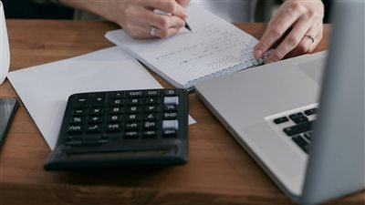 الاعتماد المتزايد على منصات ذكية للتعلم الذاتي وتحفيز العادات الإيجابية كعنصر أساسي في تطوير الذات المهني