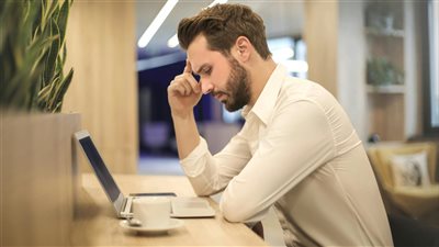 لماذا تؤكد التقارير العالمية على إعطاء الأولوية للمهارات الإنسانية في عصر الذكاء الاصطناعي